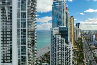 Atlantik Okyanusu kıyısındaki lüks otelleri ve apartmanları olan Sunny Isles Beach şehrinin hava manzarası. Güney Florida 'daki Amerikan turizm altyapısı.