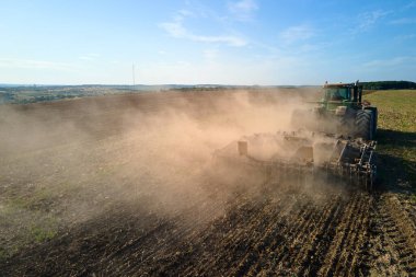 Tarım tarlasını süren traktörün havadan görünüşü yaz mevsiminde tohum ekmek için toprağı hazırlıyor..