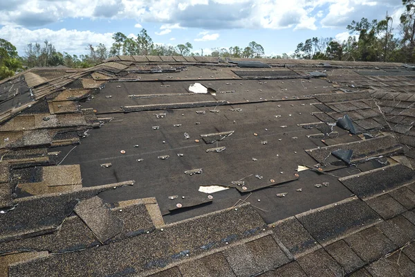 Hurikánu Ian Floridě Vítr Poškodil Střechu Domu Chybějícími Asfaltovými Šindely — Stock fotografie