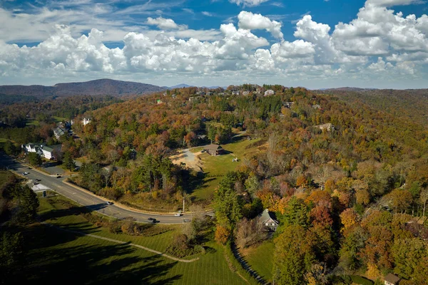 Kuzey Carolina dağları yerleşim bölgesindeki tepedeki pahalı Amerikan evlerinin hava manzarası. ABD 'nin banliyölerinde emlak gelişimine örnek olarak yeni aile evleri.