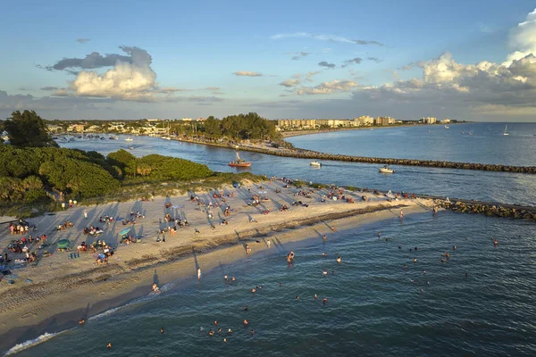 Sarasota County, ABD 'deki Nokomis plajının havadan görüntüsü. Birçok insan tatillerini körfez suyunda yüzerek ve gün batımında sıcak Florida güneşinde dinlenerek geçiriyor..