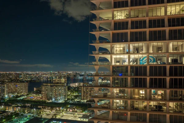 フロリダ州のサニー アイルズ ビーチ市での夜の住宅高層ビルの空中ビュー 現代のアメリカの都市部における住宅開発 — ストック写真
