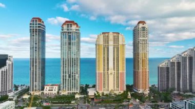Pahalı otelleri ve Atlantik Okyanusu kıyısındaki apartman binalarıyla Sunny Isles Beach 'in yüksek açılı manzarası. Güney Florida 'daki Amerikan turizm altyapısı.