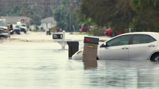 Hurrikan Ian Überflutete Straßen Mit Kaputten Autos Einem Von Wasser — Stockvideo