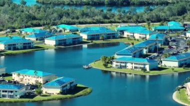 Yağmur suyu sızıntılarına karşı koruyucu branda örtüleriyle kaplı konutların çatıları sızdırılıyor. Ta ki kiremitler değişene kadar. Florida 'daki Ian Kasırgası' ndan sonra çatıların zarar görmesi.