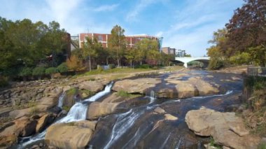 Güney Carolina 'daki Greenville şehrinin merkezindeki Reedy River Şelaleleri. Liberty Köprüsü 'ndeki Falls Park nehir yolu. Amerika 'ya seyahat.