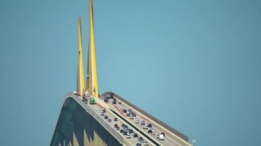 Florida 'daki Tampa Körfezi' nin üzerinde trafik hareket halindeyken Sunshine Skyway Köprüsü. Ulaşım altyapısı kavramı.