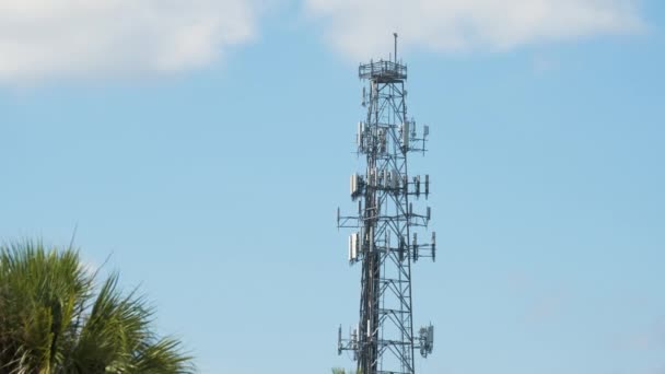 Torre Telefonía Celular Telecomunicaciones Con Antenas Comunicación Inalámbrica Para Transmisión — Vídeo de stock