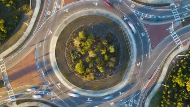 Top View Lalu Lintas Jalan Kota Persimpangan Bundaran Dengan Mobil — Stok Video