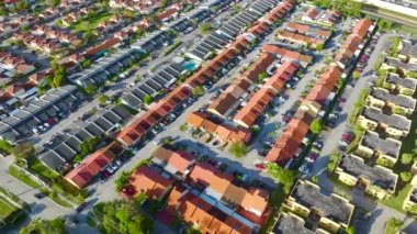 Florida 'nın banliyö bölgesindeki yeni apartman dairelerinin en iyi manzarası. Sakin bir mahallede aile evleri. Amerikan banliyölerinde gayrimenkul geliştirme.