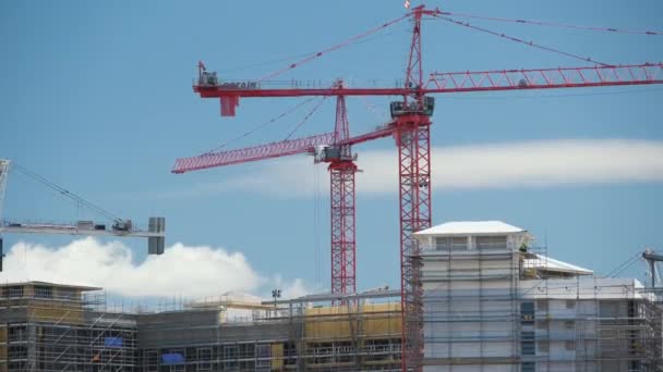 高層住宅のアパートの建設現場でタワーリフティングクレーン 不動産開発 — ストック動画