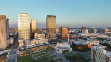 Florida, ABD 'nin Tampa şehrinin şehir merkezi manzarası. Yüksek gökdelen binaları ve modern Amerikan megapolis trafiği olan bir cadde..