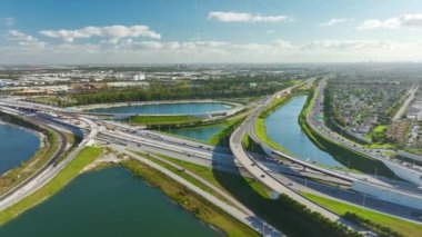Miami, Florida 'da işlek Amerikan otoyolu kavşağının hava görüntüsü. Trafik altyapısının gelişimi. Eyaletler arası ulaşım kavramı.
