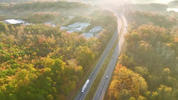 Hızlı Hareket Eden Arabalar Kamyonlarla Dolu Yoğun Amerikan Otoyolunun Havadan — Stok video