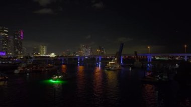 Florida, ABD 'de Miami Brickell şehir merkezinin hava görüntüsü. Modern Amerika 'nın orta kesimindeki parlak gökdelen binaları.