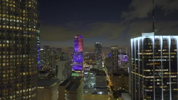 フロリダ州 米国のマイアミ ブリックのダウンタウン地区の空中ビュー 現代アメリカのミッドタウンにある明るく照らされた高層ビル — ストック動画