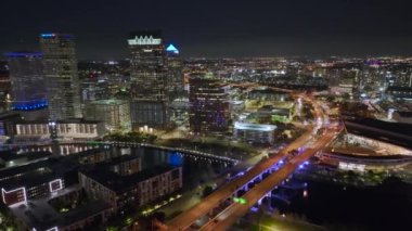 Florida, ABD 'deki Tampa şehrinin şehir merkezindeki hava manzarası. Parlak ışıklandırılmış yüksek gökdelen binalar ve modern Amerikan şehir merkezinde trafik..