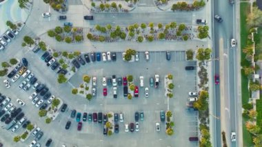 Otoparkta park yerleri ve istikametler için çizgiler ve işaretlerle park edilmiş birçok renkli arabanın hava manzarası. Florida, Sarasota 'da Siesta Key plajının önünde araçlar için yer.
