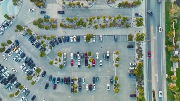 Vue Aérienne Nombreuses Voitures Colorées Stationnées Sur Parking Avec Des — Video