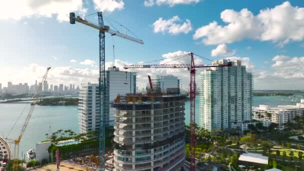 アメリカの都市部における新しい開発住宅の空中ビュー フロリダ州マイアミの工業建設現場のタワークレーン 米国における住宅成長の概念 — ストック動画