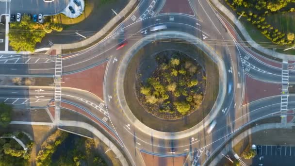 Pemandangan Udara Dari Persimpangan Jalan Dengan Lalu Lintas Padat Yang — Stok Video
