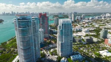 Güney Sahili mimarisinin havadan görünüşü. Yüksek lüks otelleri ve apartmanları olan Miami Beach City. Güney Florida, ABD 'deki turizm altyapısı.