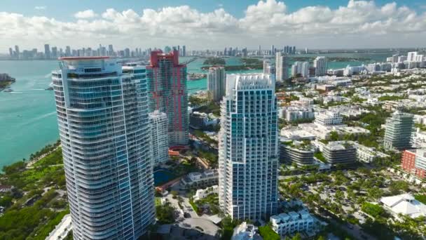 サウスビーチ建築の空中ビュー マイアミビーチ市内には高級ホテルやコンドミニアムがあります フロリダ州南部の観光インフラ — ストック動画