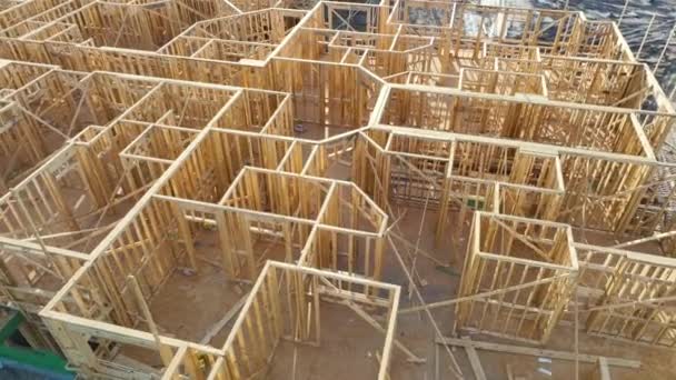 Luftaufnahme Eines Unfertigen Holzrahmens Eines Mehrfamilienhauses Bereit Für Die Montage — Stockvideo