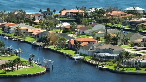 フロリダの住宅地でハリケーンイアンの後に破損したウォーターフロントの家 自然災害の結果 — ストック動画