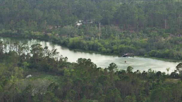 Helicóptero Servicio Emergencia Recarga Agua Del Lago Para Extinguir Incendios — Vídeos de Stock
