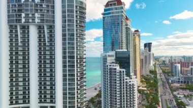 Atlantik Okyanusu kıyısında Sunny Isles Sahili 'nde pahalı oteller ve apartmanlar ve yoğun sokak trafiği. Güney Florida 'daki Amerikan turizm altyapısı.