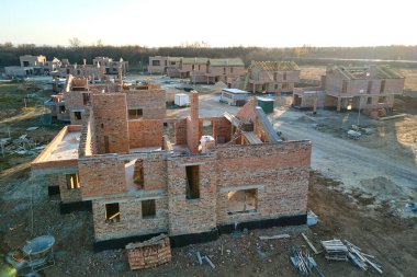 Kırsal banliyö bölgesinde inşaat halindeki evlerin havadan görüntüsü. Gayrimenkul geliştirme.