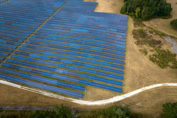 Вид Воздуха Большую Устойчивую Электростанцию Рядами Солнечных Фотоэлектрических Панелей Производства — стоковое фото