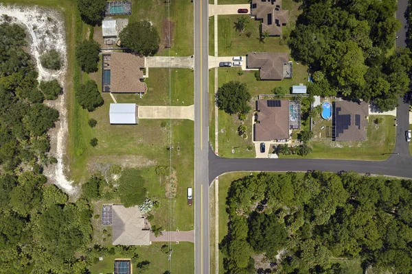 Luftaufnahme Des Straßenverkehrs Mit Fahrenden Autos Einer Kleinstadt Amerikanische Vorstadtlandschaft — Stockfoto
