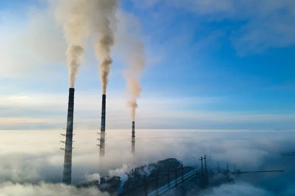 黒い煙が大気を汚染上に移動する石炭火力発電所の高管 化石燃料をコンセプトとした電気エネルギーの生産 — ストック写真