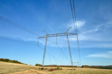 Elektrik hatları olan yüksek voltaj kulesi elektrik enerjisini kablolardan geçiriyor..