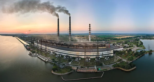 火力发电厂高管黑烟烟道污染大气的空中景观 具有矿物燃料概念的电力生产 — 图库照片