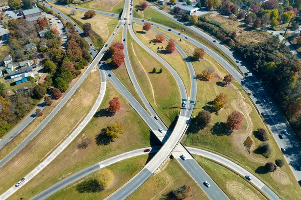 Αεροφωτογραφία Της Αμερικανικής Διασταύρωση Αυτοκινητόδρομο Γρήγορα Κινούμενα Αυτοκίνητα Και Φορτηγά — Φωτογραφία Αρχείου