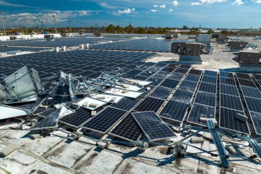 Ian kasırgası tarafından yıkılan fotovoltaik güneş panelleri yeşil ekolojik elektrik üretmek için endüstriyel binaların çatısına monte edildi. Florida 'daki doğal afet sonuçları.