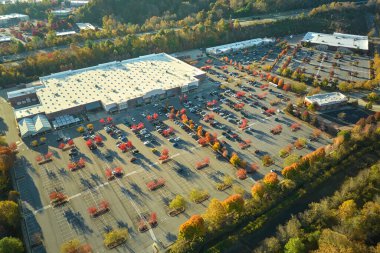 Otoparkta park yeri ve park yerleri için çizgiler ve işaretler olan bir sürü park etmiş aracın olduğu Amerikan marketinin manzarası. Bir alışveriş merkezinin önünde araçlar için yer.
