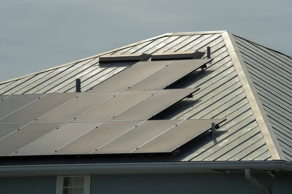 Prywatny Dach Domu Pokryty Słonecznymi Panelami Fotowoltaicznymi Wytwarzania Czystej Ekologicznej — Zdjęcie stockowe