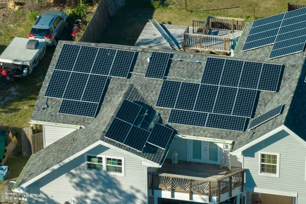 Dom Mieszkalny Usa Dachem Pokrytym Panelami Fotowoltaicznymi Produkcji Czystej Ekologicznej — Zdjęcie stockowe