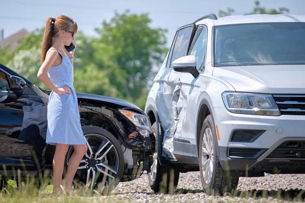Stresli sürücü, araba kazasından sonra kaza yapan aracının yanında cep telefonuyla konuşuyor. Yol güvenliği ve sigorta kavramı.