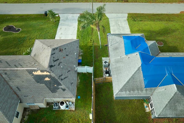 Draufsicht Auf Undichtes Hausdach Mit Schützenden Planen Gegen Undichtes Regenwasser — Stockfoto