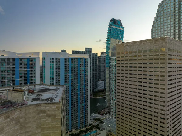 日没時に米国フロリダ州マイアミ ブリックのダウンタウン地区にあるコンクリートとガラスの超高層ビルの上からご覧ください ビジネス金融地区とアメリカのメガポリスの夜 — ストック写真