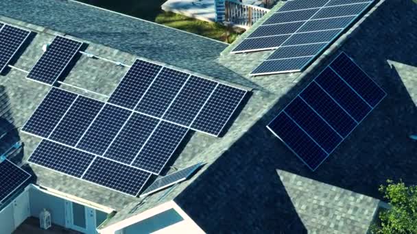 Banliyö Bölgesinde Temiz Ekolojik Elektrik Enerjisi Üretmek Için Çatısı Güneş — Stok video
