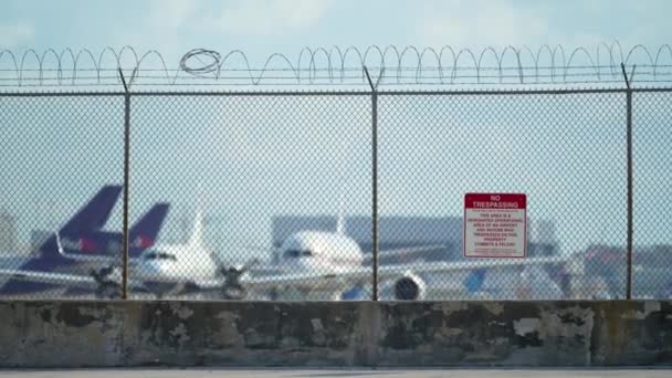 Valla Protectora Alambre Púas Que Rodea Pista Del Aeropuerto Miami — Vídeo de stock