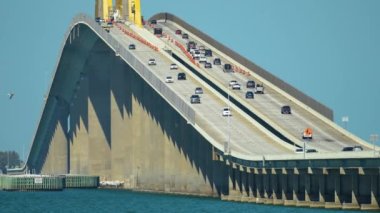 Florida 'daki Tampa Körfezi' nin üzerinde trafik hareket halindeyken Sunshine Skyway Köprüsü. Ulaşım altyapısı kavramı.