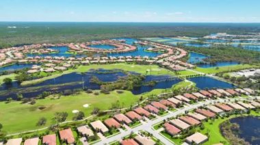 Etrafı Ian Kasırgası ile çevrili sel suları Florida yerleşim bölgesindeki evleri sarıyor. Doğal afetin sonuçları..