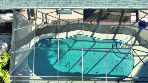 美国当代私人住宅的顶视图 外面有大型游泳池的拉奈围墙 户外生活的概念 在温暖的佛罗里达夏日阳光下享受游泳池水的好时光 — 图库视频影像